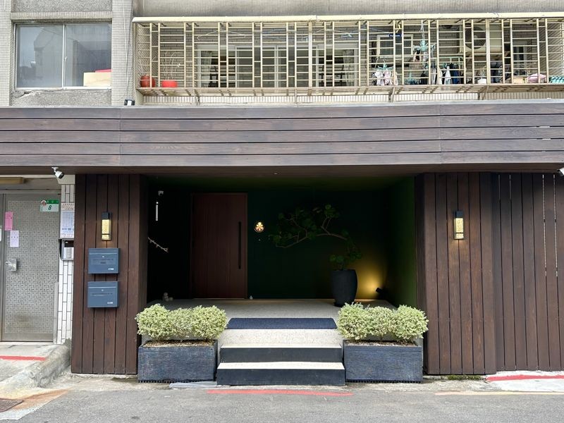 「NOBUO」隱藏在台北住宅區裡，外觀像是日本料理餐廳。