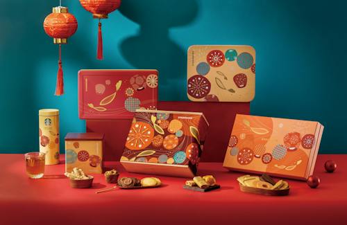 2024農曆新年即將到來，迎接龍年，星巴克以「龍燈喜慶 魚躍新春」為主題推出多款新春禮盒，包含常溫蛋糕、綜合餅乾與精緻茶點。1.jpg