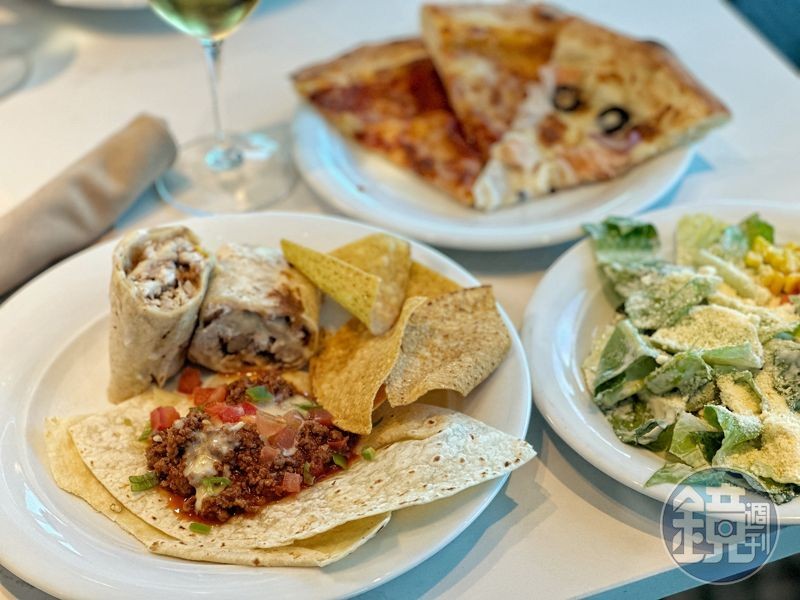 在船上的Oceanview Cafe & Bar可品嘗到各種異國料理，比如以墨西哥為主題的捲餅與玉米脆片及醬料。