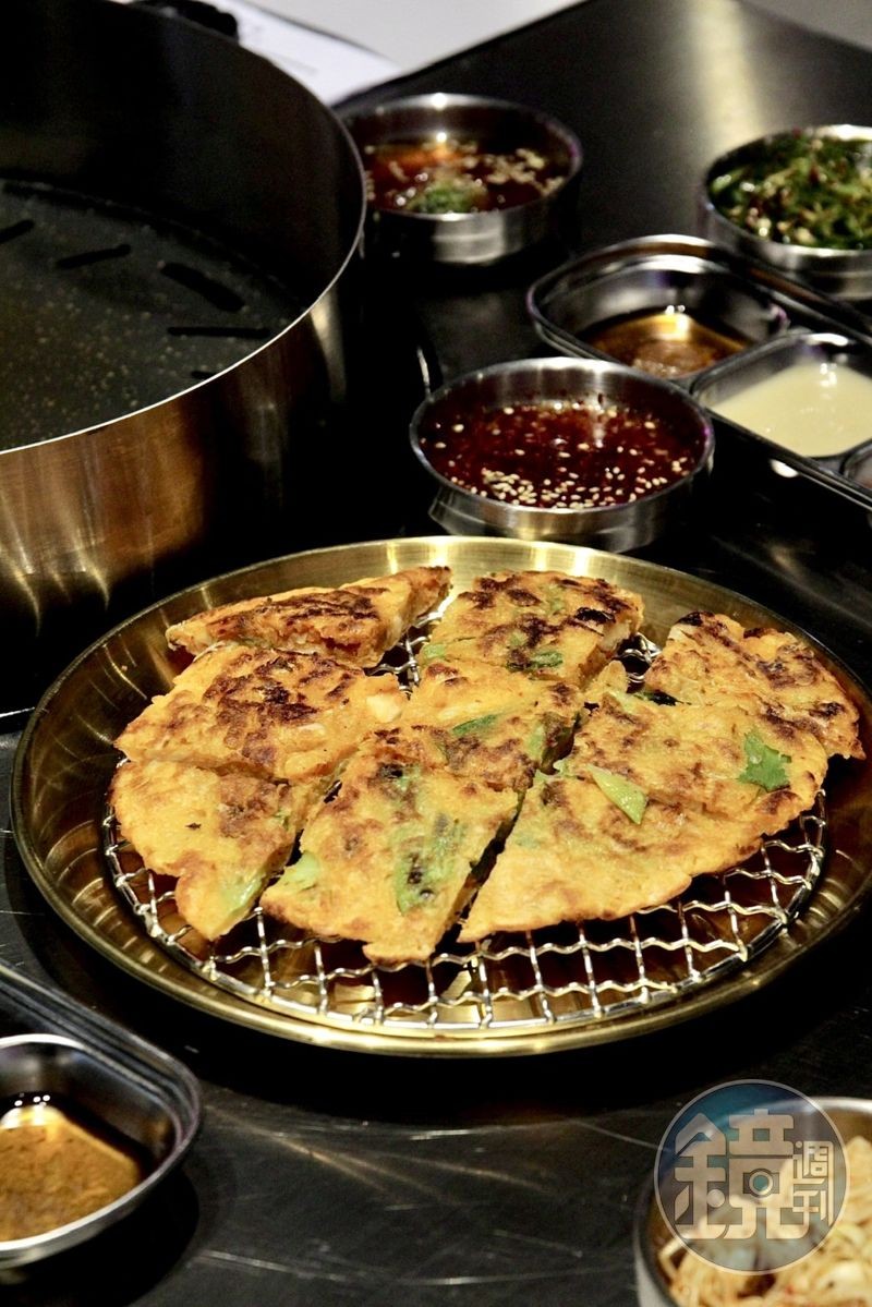 除了烤肉，套餐當中還會附上如煎餅等「布帳馬車美食」，讓熱愛韓式料理的人可以吃得盡興。