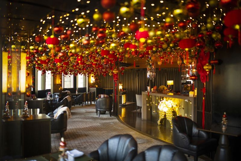 李白居酒廊以金紅亮眼燈海，變身為洋溢華麗節慶感的夢幻酒吧「Dream Bar」。（台北遠東香格里拉提供）