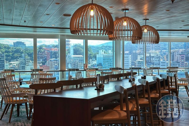 千禧號共有9間特色餐廳，全新升級的Oceanview Cafe & Bar最受到旅客喜愛。開放式的用餐空間與採光極佳的落地窗設計，為餐廳引進絕佳視野。