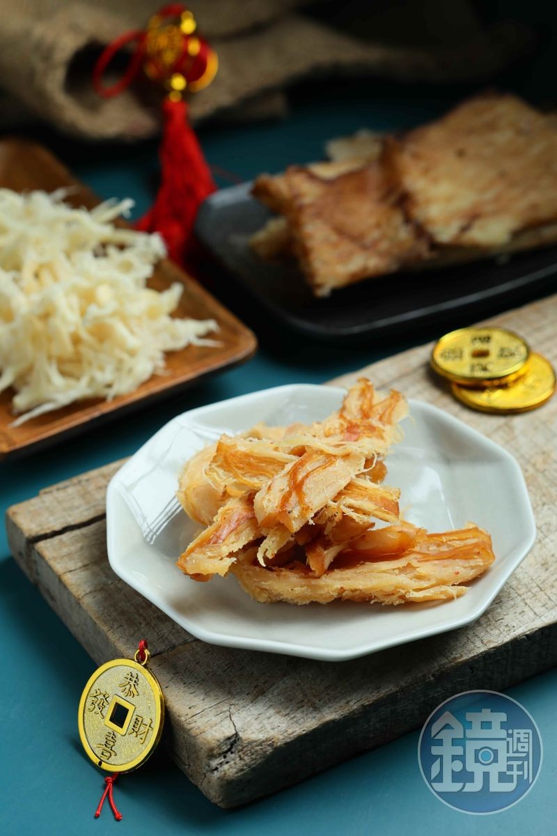 「海濤客」的「霸王魷魚條」（前）可吃到紮實的後切魷魚肉，另外還有香甜「蜜汁魷魚絲」和炭香十足的「炭烤魷魚片」。（皆260元／包）