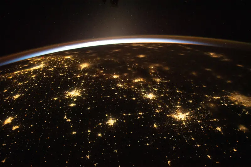 ▲美國中部的照片拍攝時，更是恰巧遇上當地迎來2024年第一道光線開始照亮地球的時機，成功記錄下絕美景像。（圖／取自NASA's Johnson Space Center 臉書）