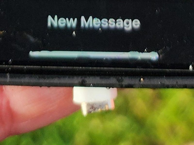 一台iPhone從1萬6000呎高空墜落，手機的充電頭仍然插在手機上。（翻攝自X平台@SeanSafyre）