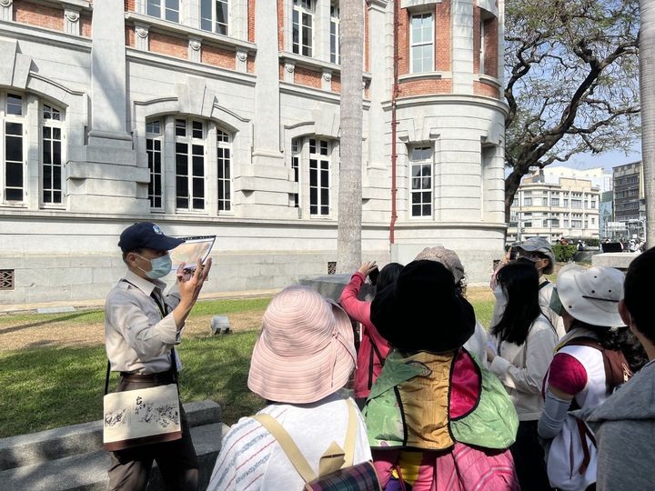 ▲由解說員帶領遊客走讀台南市區史蹟景點。　圖：台江國家公園管理處／提供