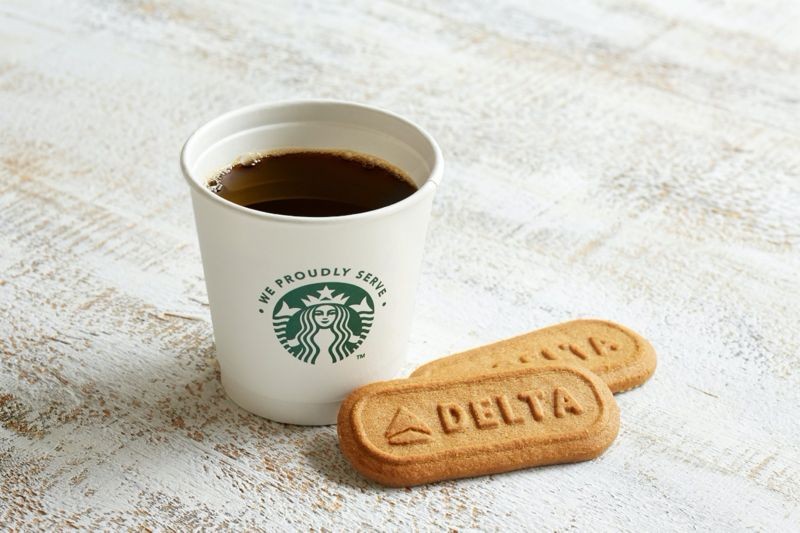 在達美航空上能飲用到發源自西雅圖的星巴克咖啡。（達美航空提供）