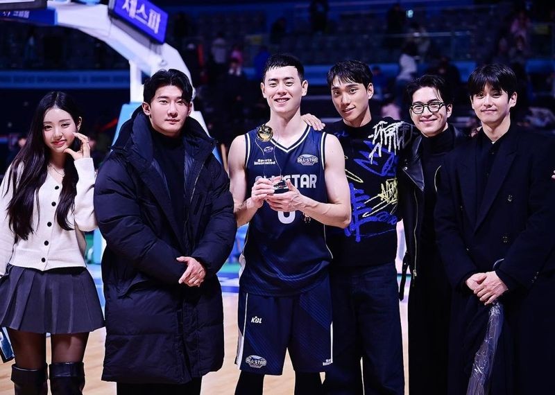 李官熙（左三）是職業籃球選手，上週末《單身即地獄》成員們一起到場替他的球賽打氣。（翻攝自朴民奎Instagram）