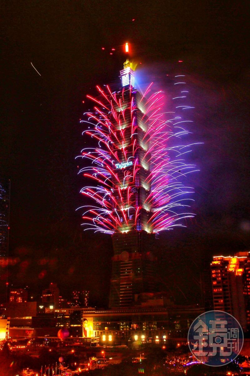 今年台北101煙火顏色美麗精緻。