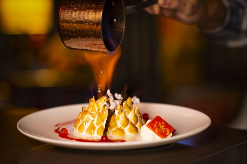 Dream Bar隱藏版甜點「新春慶典-火山阿拉斯加」以桌邊服務增色。（360元／份，台北遠東香格里拉提供）