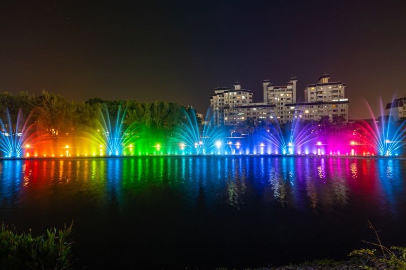 2024屏東燈會復興公園水舞燈光秀，水舞展現龍躍出水面的磅礴場面，春節期間每30分鐘演出一次，每次5分鐘。（屏東縣政府提供）