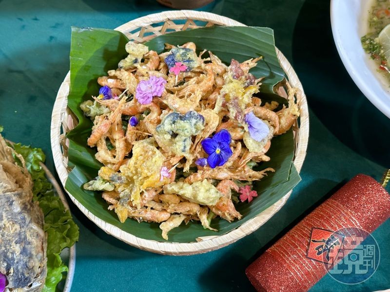 「泰式百花炸蝦」吃得到鹹酥的溪蝦，還有炸得脆香的空心菜。（380元／份）