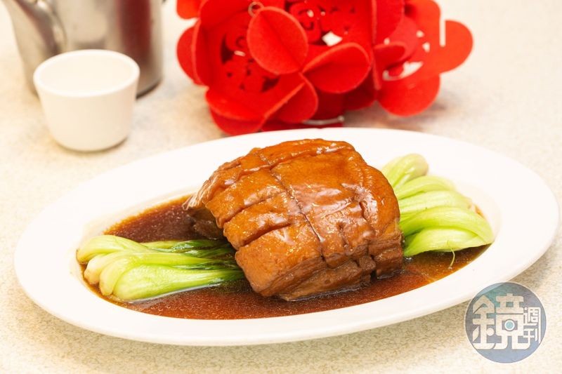 萬字肉是餐廳出名的招牌菜之一，先炸後滷、偏紅燒的三層肉，風味近似東坡肉、爌肉。（620元）