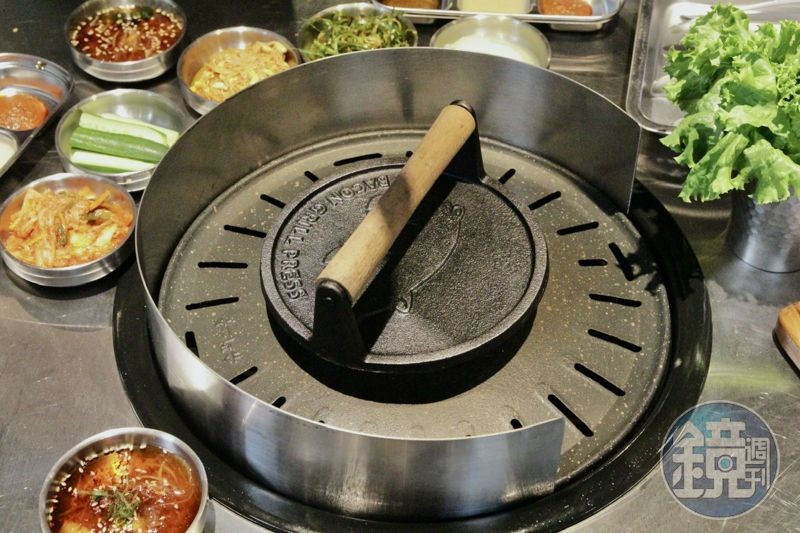 王品集團表示，「金咕韓式原塊烤肉」是第一家使用韓國鑄鐵壓肉板烤法的台灣韓式烤肉店。             