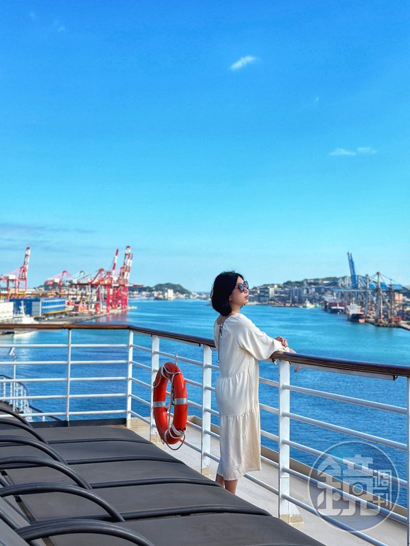 千禧號上有許多角落能拍下海上悠閒度假的美景。