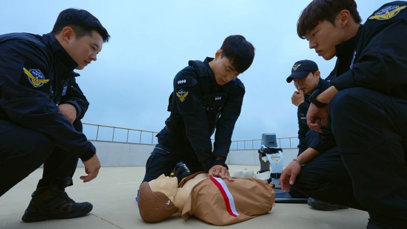 海洋警察廳協助《單身即地獄》進行朴民奎（中）工作時的拍攝，順便宣傳韓國海警。（翻攝自Netflix）
