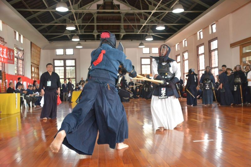 日本兵法二天一流劍術的始祖宮本武藏第十一代宗家陳信寰老師駐館高雄武德殿傳授武道，是全台第一座以原始功能再利用的古蹟。（高雄市文化局提供）