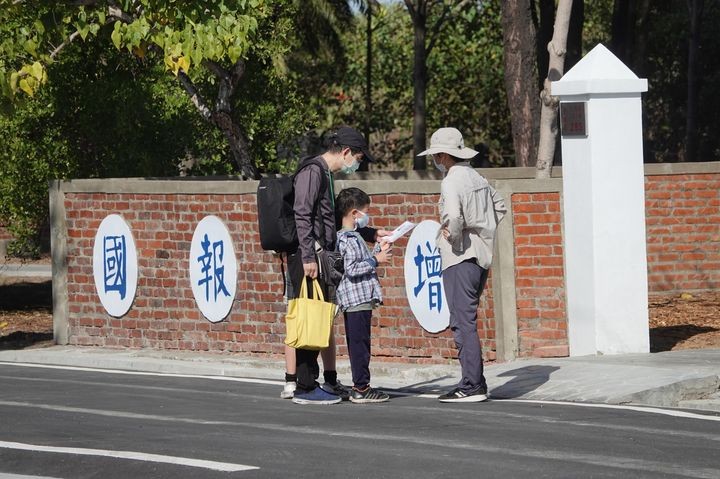 ▲透過實境解謎闖關遊戲認識鹽場的故事。　圖：台江國家公園管理處／提供