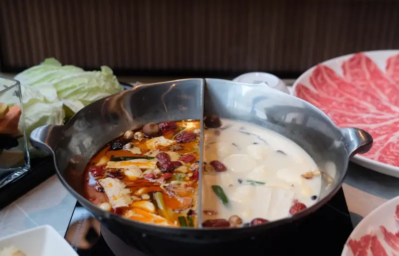 ▲「無老鍋」推出獨特的湯頭，包含「麵包豆腐白湯鍋」（右）與「無老辣香鍋」兩種。（圖／記者葉盛耀攝）
