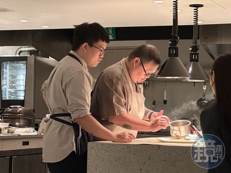 一邊用餐，可以欣賞Nobu Lee（左二）在開放式廚房專注做菜的神情。