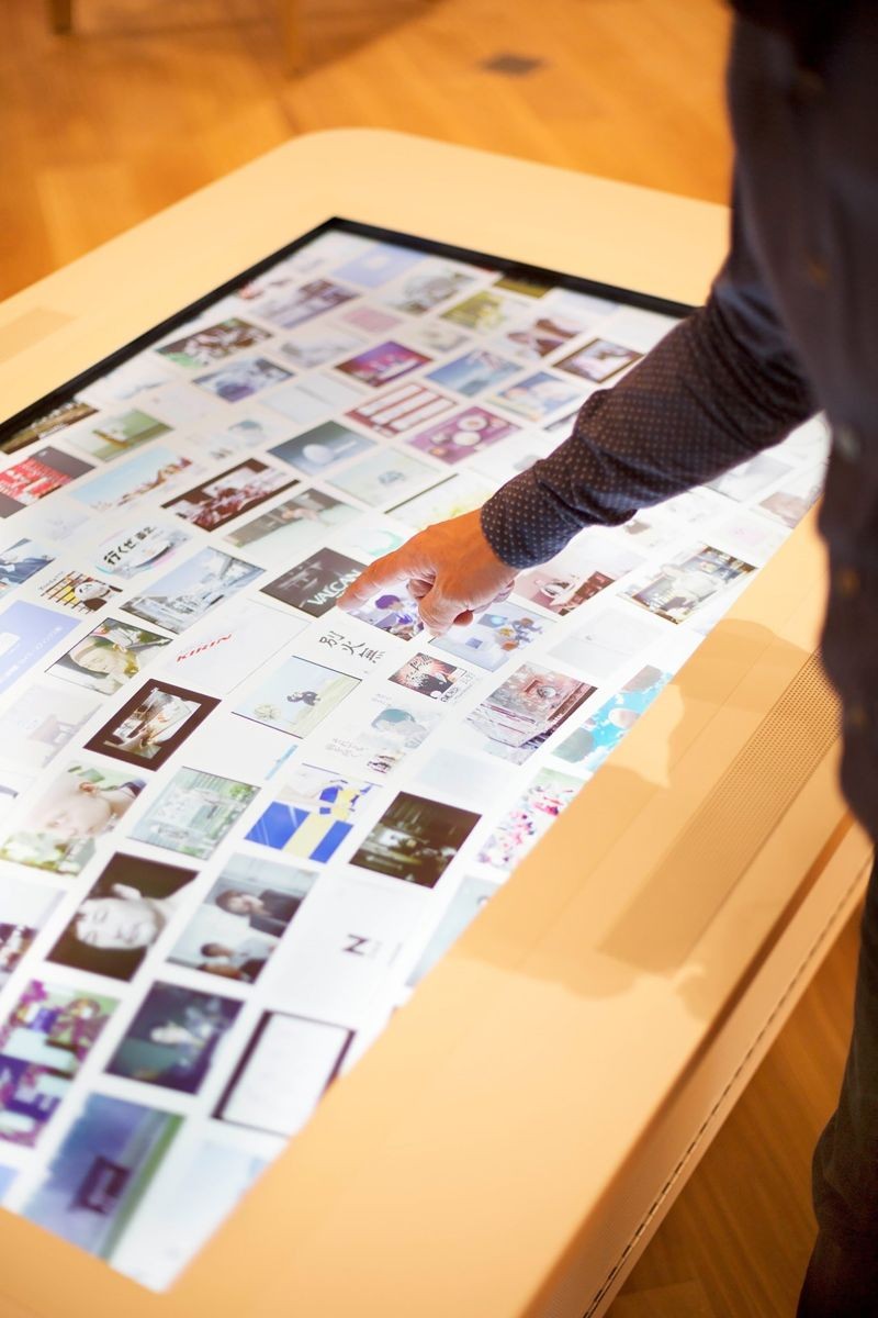 「東京廣告博物館」的「收藏之桌」以觸碰式螢幕呈現約2,000項廣告作品，還可以用關鍵詞來搜尋電視廣告。（東京廣告博物館提供）