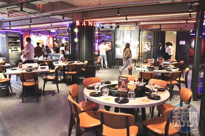 中式餐廳也可以很潮！「朝粥幫」從整體空間色調與氛圍都很young。