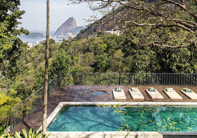 巴西里約熱內盧擁有風景如畫的金色沙灘，適合內向、喜歡放鬆與體驗奢華生活的蛇旅人。（Booking.com提供）
