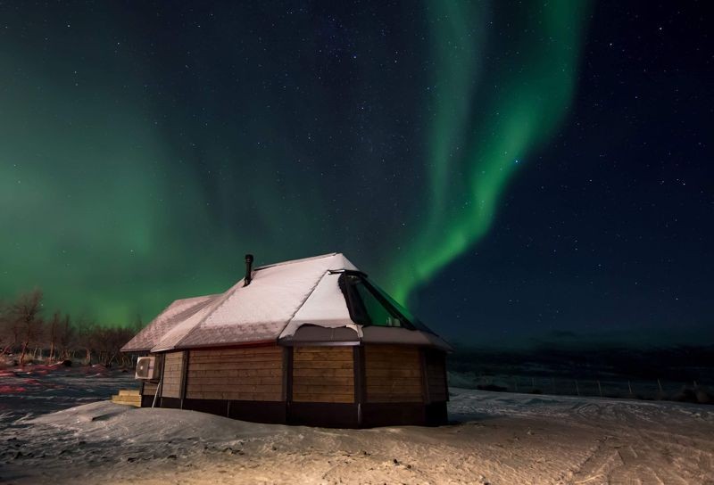 位於湖畔旁的芬蘭基爾皮斯耶爾維「Arctic Land Adventure Glass Igloos」，可讓羊旅人體驗在冬夜中追尋北極光及參與各種雪上活動。（Booking.com提供）