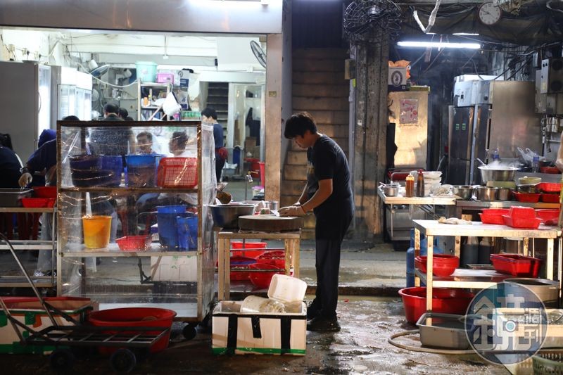 「恆發雞蛋仔」是九龍城的人氣街頭小吃，半夜也吃得到。