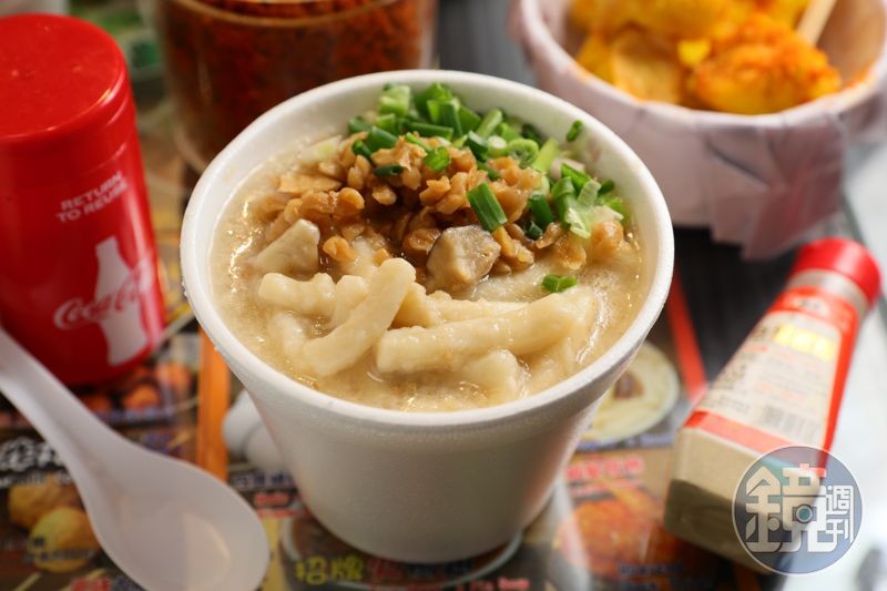 「馳名狗仔粉」口感類似米苔目，是香港的懷舊小吃。（港幣34元／碗）