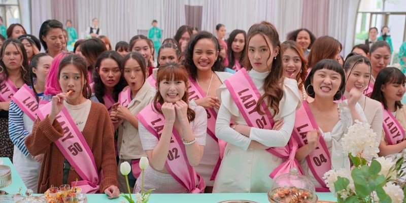 泰國影集《脫單大作戰》描繪由於難以解釋的疫病，導致女性人口激增，男性成為少數，女性必須參加由政府資助的「脫單大作戰」競賽，才能有另一半。（Netflix提供）