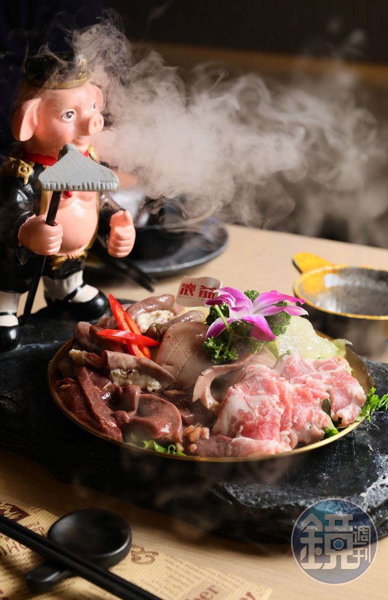 鮮切豬肝、腰子、粉腸、肉片的「豬八戒拼盤」乘雲駕霧上桌。（港幣208元／份）