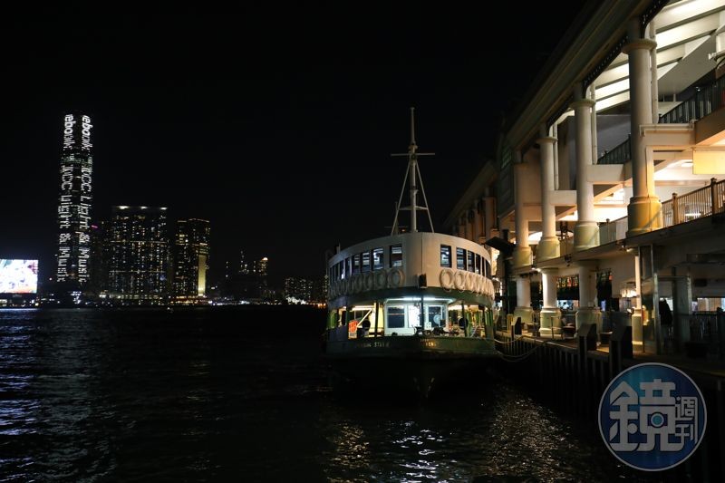 掐準時間登上「天星小輪」，有機會在船上欣賞維港兩岸「幻彩詠香江」的演出。