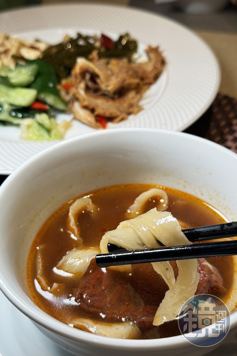 「陝西刀削牛肉麵」適合搭配麻辣腐竹與夫妻肺片等小菜一起享用。