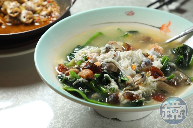 加入皮蛋與鹹蛋提味的「金銀蛋浸時菜」，是香港常見的餐館時蔬料理。（港幣88元／份）