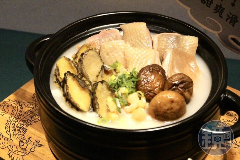 「鮑魚土雞粥」內含國產去骨土雞腿肉、鮑魚、北海道干貝、香菇、珠貝和墨魚海鮮丸，相當豐富。（1,380元起／套餐）