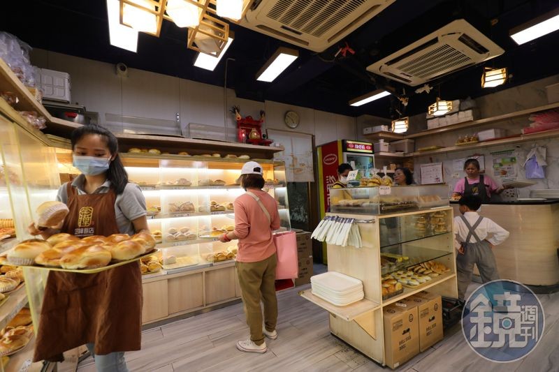 金樺餅店架上擺滿新鮮出爐的麵包，羅宋包、腸仔包，每一種都讓人好想買。
