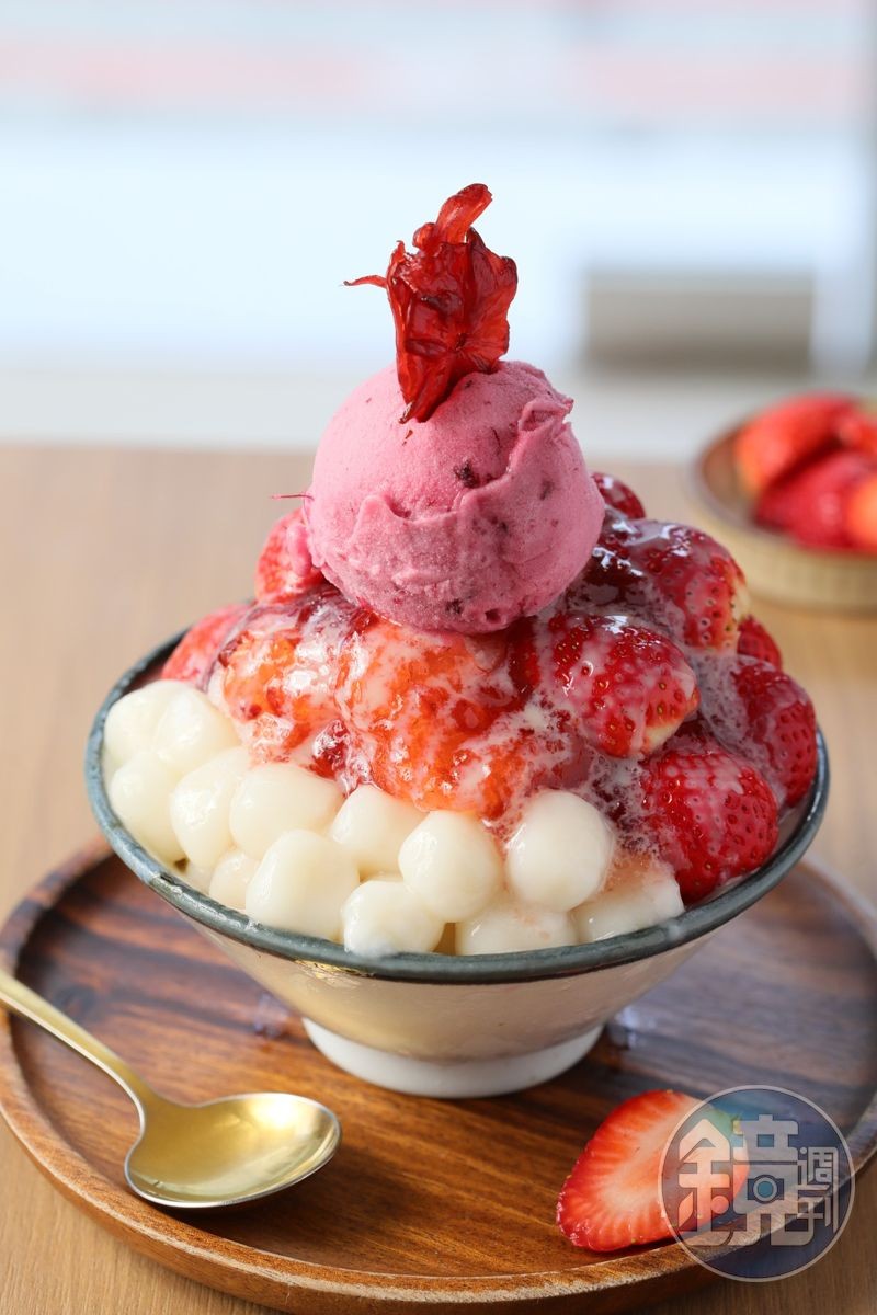 「貨室甜品」今年限定的「洛花春莓」是洛神與草莓的雙重奏，元宵必吃的湯圓也軋一角，視覺、味覺都滿足。（270元/份）