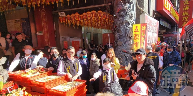 台北市松山霞海城隍廟上午9點15分吉時，迎接五路財神。