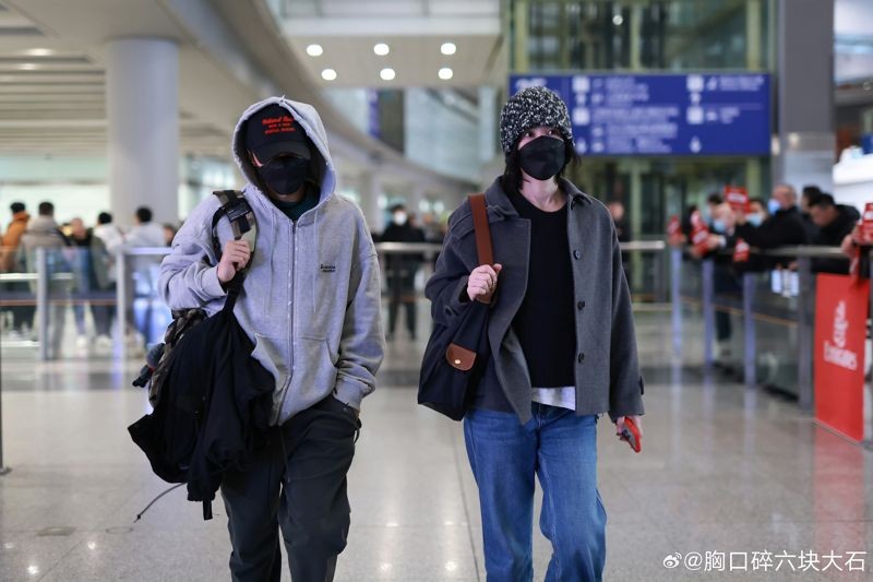 王菲與謝霆鋒從外地返回北京，又在機場留下難得的同框照。（微博圖片）