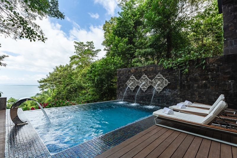 「瑪坎達海邊酒店」設有水療中心、可俯瞰太平洋的無邊際泳池和私人海灘。（Booking.com提供）