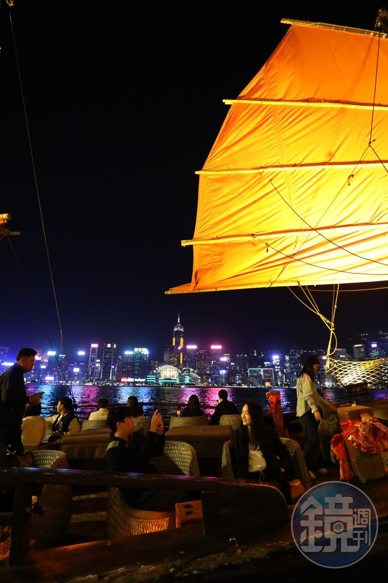 以維港夜色和古典帆船當背景，拍美照是一定要做的事。