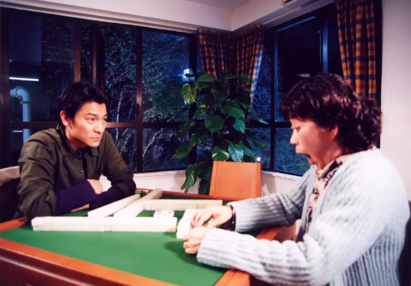 ▲梁詠琪、劉德華（左）主演港片《嚦咕嚦咕新年財》，是台灣人過年必看的賀歲片之一。（圖／Disney+）