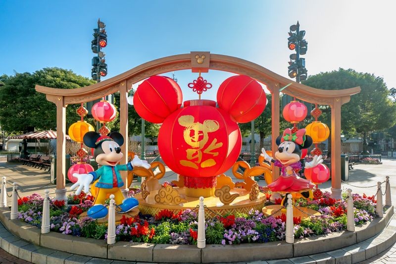 位於小鎮廣場中央的「巨型米奇紅燈籠」是拍攝新春全家福的絕佳背景。（香港迪士尼樂園提供）