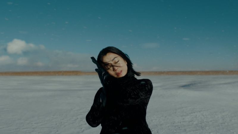 宇多田光在新歌〈沒有顏色的花〉MV，在湖面上獨舞姿態超優美。（Sony Music提供）