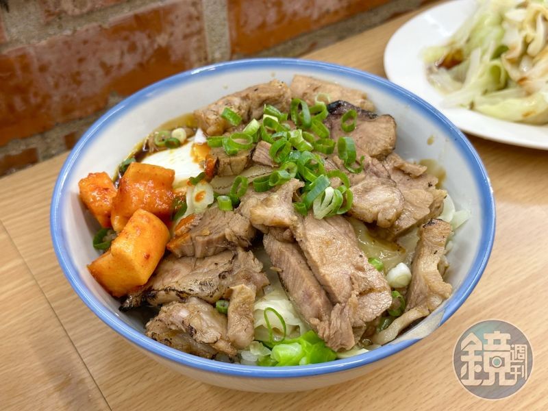 「火燒骨仔肉飯」分量十足，不只鋪滿骨仔肉，還有高麗菜、半熟蛋與醃蘿蔔，很有飽足感。（120元／份）