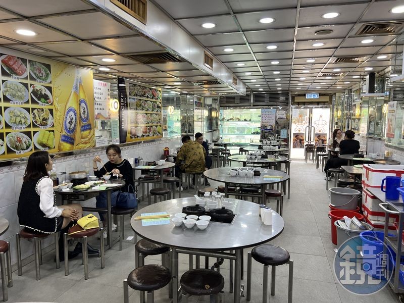 「方榮記飯店」的用餐空間簡單樸實，與其他火鍋店相比已算乾淨。