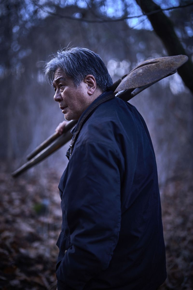 韓國影帝崔岷植從影35年首次演驚悚電影《破墓》，他在片中藉「吃土」辨吉凶，笑說很好吃。（車庫娛樂提供）