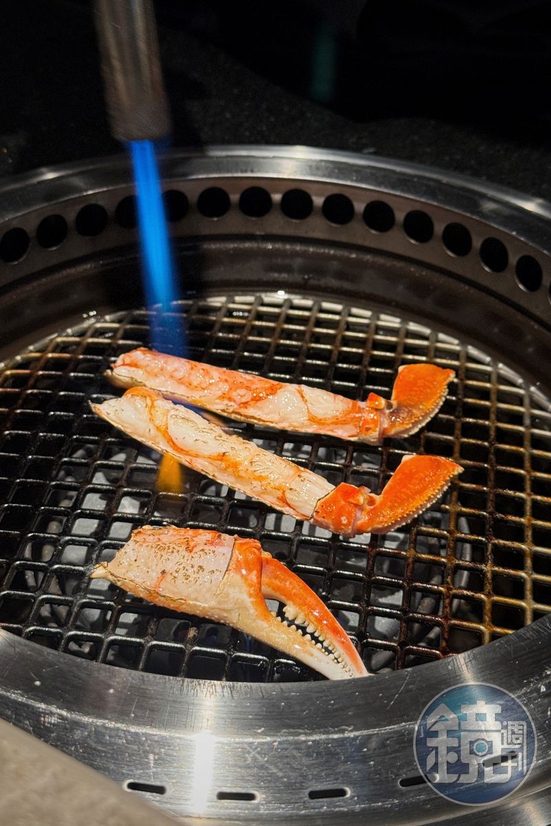 單點菜色「松葉蟹腳．蟹膏（2人半隻）」以爐火搭配炙燒，保留蟹腿肉Q彈與多汁的鮮美狀態。