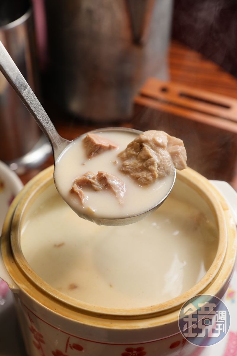台灣少見的「招牌杏汁燉豬肺」裝在復古湯盅裡登場，滋補美味。（港幣168元／份）
